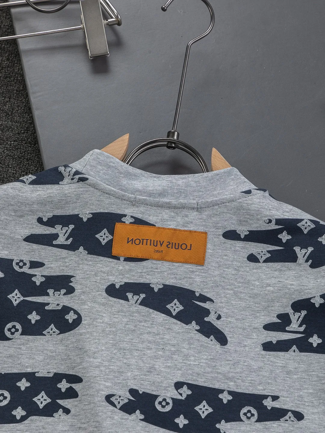 🅿️210 Louis Vuitton 1V LV micro-wide version S-XL LV 26ss new product counters are on the shelves at the same time. Multiple craftsmanship, composite fabrics, all-over cutting🔥Fire flower clouds☁️letter logo🪡 embroidery, round neck short-sleeved T-shirt, same style for men and women! Consigned to one-to-one creation. Synchronized with the official website, pure cotton fabrics at the counter! It is close to the skin and comfortable, durable and easy to wear. It has a classic and simple logo design and meticulous original craftsmanship. Short-sleeves, a must-have item for men, do not appear to be the same for the general public, but must be unique and eye-catching. This LV short-sleeve is all about quality, comfort, the same shape and fashion as always, including fabrics and cutting techniques. All of them have been made with great effort! 320 grams of washed pure cotton fabric, pure cotton is breathable, very refreshing and comfortable for daily wear. The rib knitting on the neckline is smooth and tight, and the neckline will not be skewed if you toss it at will. The loose version, you will find that it looks really good on the upper body. The overall is minimalist and neat, super versatile for daily use! Pair it casually with a pair of pants for a youthful look. A T-shirt will make your outfit crazy. It is a fashionable item that can never go wrong! Color: Black White Gray Purple Size: S-XL Size chart: S: Shoulder width 50-Bust 56-Length 70 M: Shoulder width 52-Bust 57-Length 72 L: Shoulder width 54-Bust 59-Length 74 XL: Shoulder width 56-Bust 62-Length 76